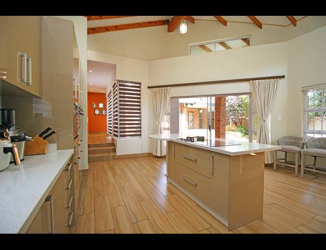 5 BEDROOM HOUSE FOR SALE IN HOUGHTON ESTATE